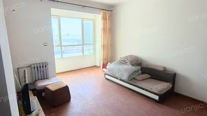 户型方正  南北通透 集中供暖-客厅