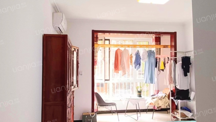 此房南北通透洋房，精装修拎包入住， 交通便利-卧室B