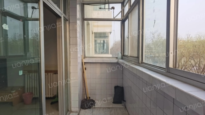 范阳路单位家属院职教中间楼层南北通透三居出售-阳台