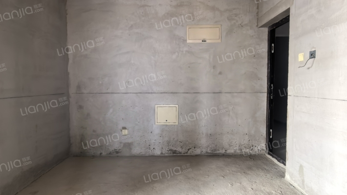 二中旁 临107国道 集中供暖 电梯房-客厅