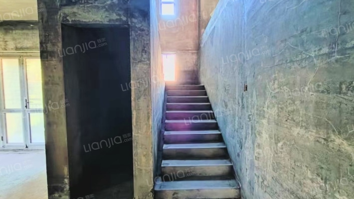 东京都高尔夫 独栋别墅 临水系 大院子 客厅带挑空-楼梯间