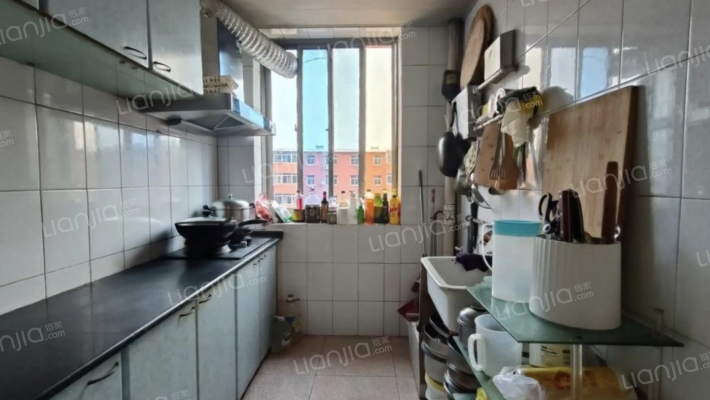 清凉寺区经典南北通透三居，拎包入住-厨房