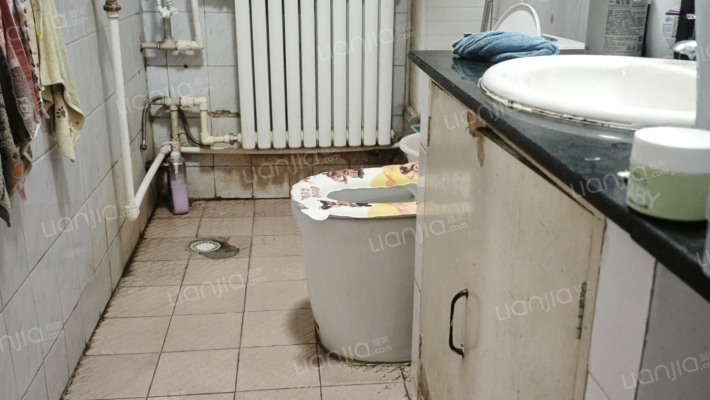 冠云小区 3室1厅 南 北-卫生间