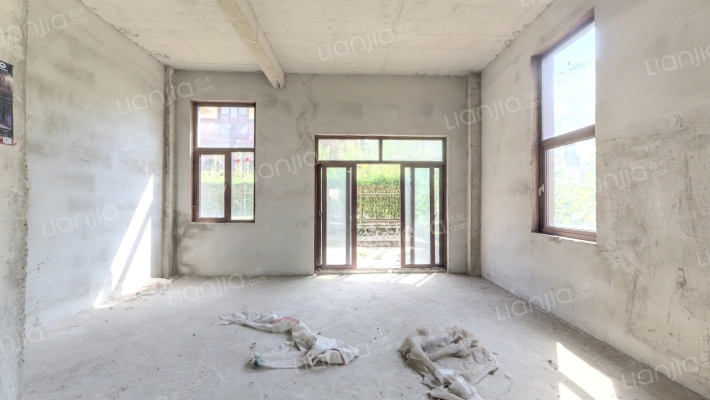 普罗旺斯小镇二手房实景图