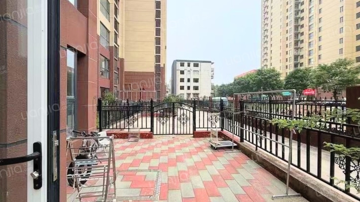 金域中央 一层带院 集中供暖 喜欢院子的别错过-入户花园