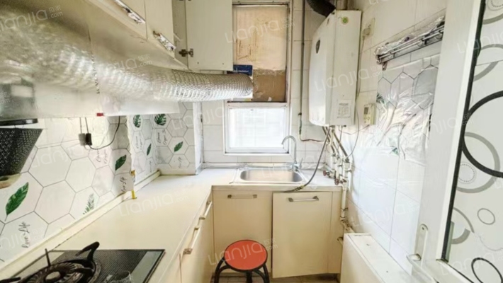 新本包满二的税，看房提前联系，中间楼层，东北户型-厨房