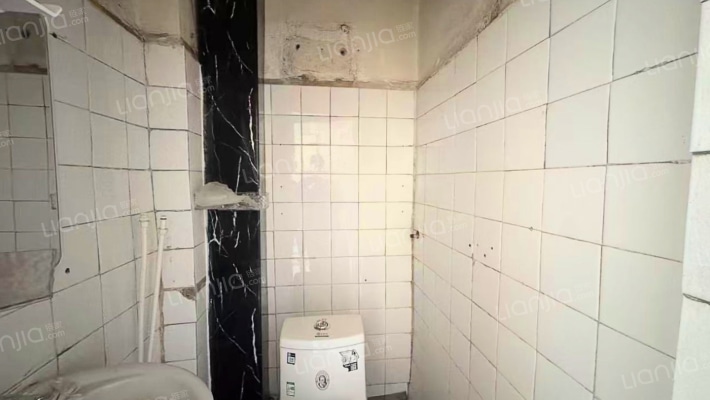 此房满五唯一  全南户型   采光视野好-卫生间