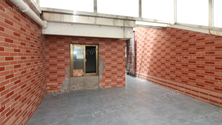 军欣别墅 带花园  满二精装修  停车方便-阳光房