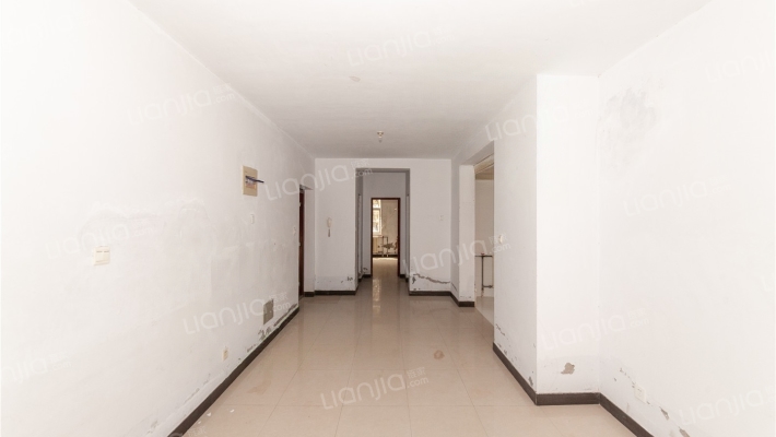 一楼带院直通地下室，直接更名，可以贷款-客厅
