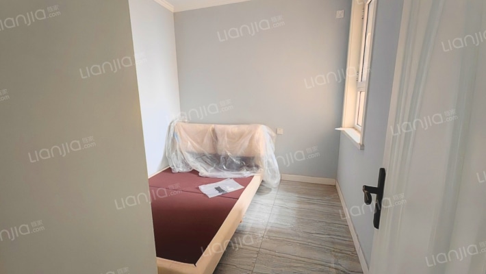 新星小区二期全阳户型，带车位和地下室，精装拎包入住-卧室C