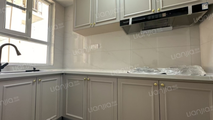 急售，精装未住。户型方正采光视野佳-厨房