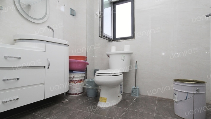 精装南北通透大两居，中高楼层，采光好-卫生间