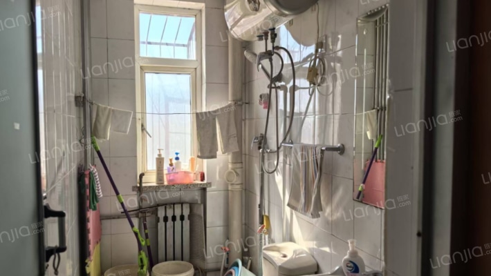 华阳小区 3室2厅 南 北-卫生间