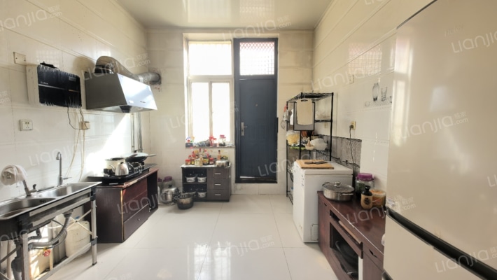 此房本满五 税费低 ，格局 通风性好 ，采光很好。-厨房