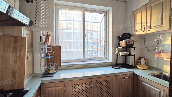 中间楼层采光好，南北通透好户型的精装两居-厨房