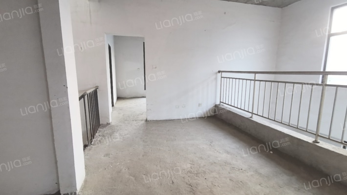 房子是A栋上叠，随时看房，小区环境优美。-客厅B