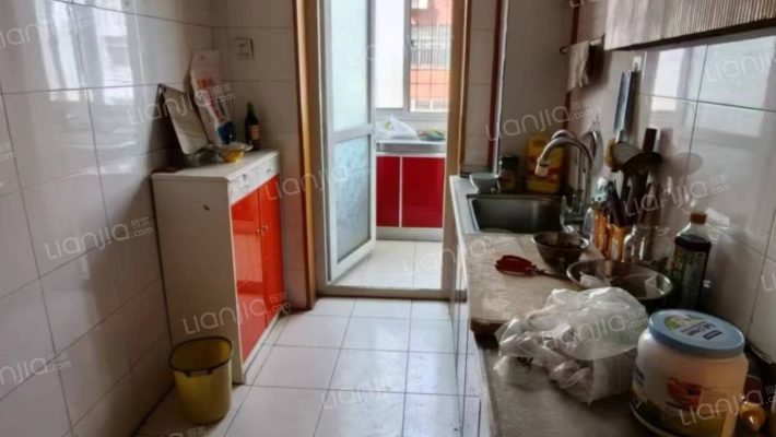 此房楼层好，南北通透大三居，室内面积大-厨房