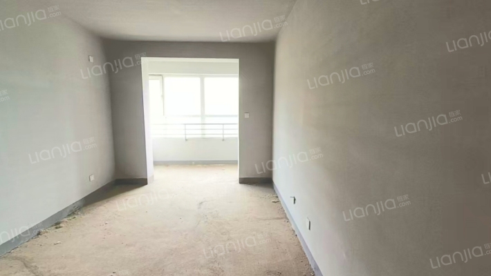 房子是南北通透，正规两居室，低楼层-卧室A