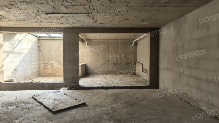 花田路 集中供暖，洋房下叠带小院-客厅B