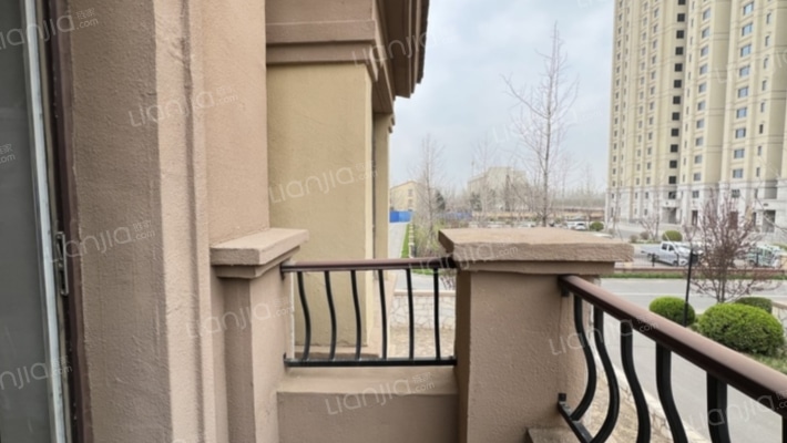 哈弗小镇联排别墅，房本满二带地下室，打造绿色生态社-露台