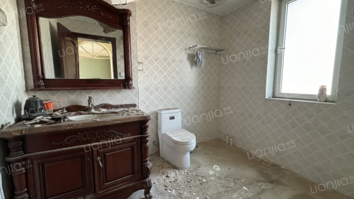 联排别墅，诚意出售，房本在手，随时过户.-卫生间B