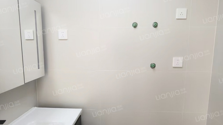 急售三利精装修两居，满二，价格美丽可小议-洗手间