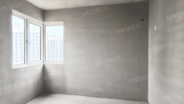 急售三利一期大四居，毛坯好装修，价格美丽-卧室B