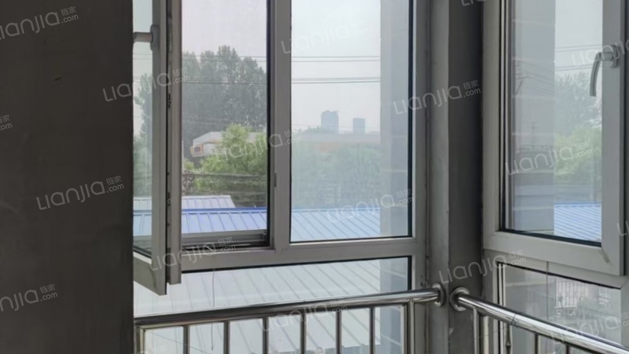 新上好房，交通方便，配套齐全，环境好。-阳台