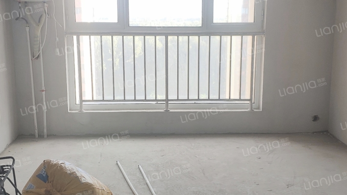 急售三利南北向小三居，采光好，价格美丽-客厅