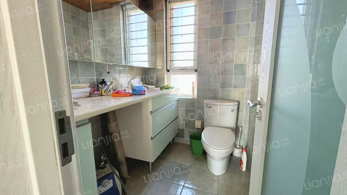 高新区 房主自住标准 精装修 大三居双卫出售-淋浴间