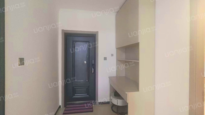 一层精装修，南向两居室，业主靠谱出售-玄关