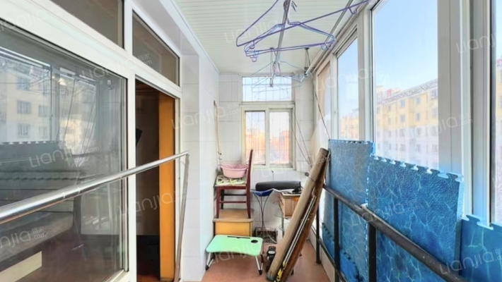 名流公寓 南北通透大两居 中间楼层 简单装修-阳台