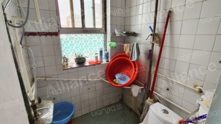 范阳路沿线房本满五 实用面积大 无遮挡-卫生间