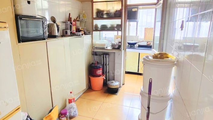 范阳路沿线，板楼三层，社区大，户型方正-厨房