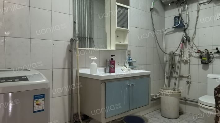 桃园路 火车站西边 南北通透大两居出售-卫生间A