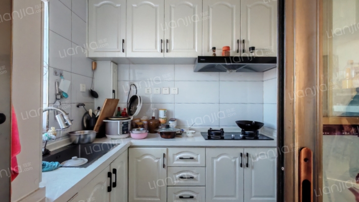 三利中和城C区南北通透中等装修   全天采光无遮挡-厨房