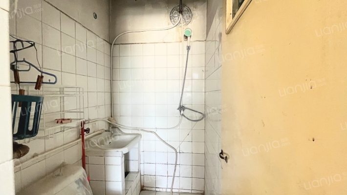 永济秀园  南北通透两居室高楼层采光好-卫生间