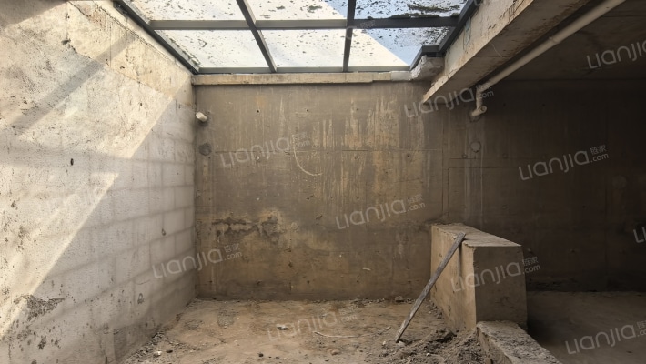 花田路 集中供暖，洋房下叠带小院-书房