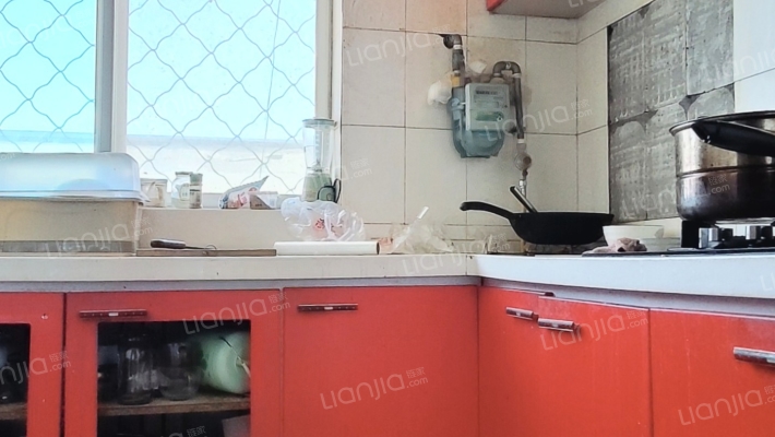 此房满五年， 税低 南北通透三室二厅，板楼公摊面积小-厨房