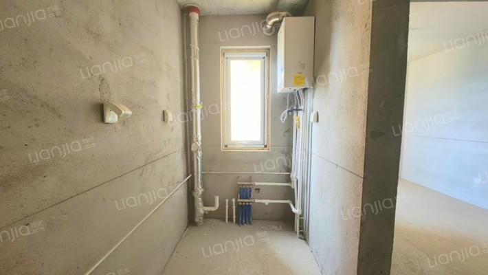 急售三利B区朝南大两居，毛坯，价格美丽-厨房