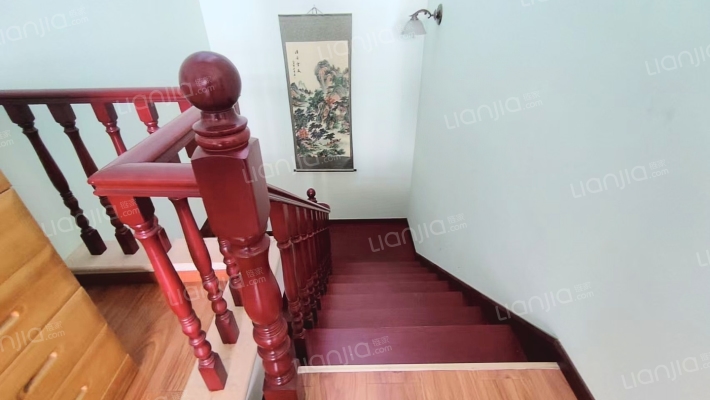 房主出国诚意出售闲置别墅，院子大，带装修拎包入住-楼梯间