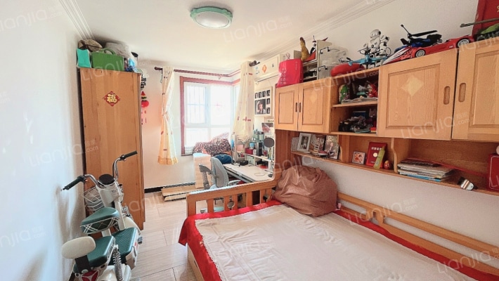 汇元新天地，70年大产权，正规三居室，采光好-卧室B