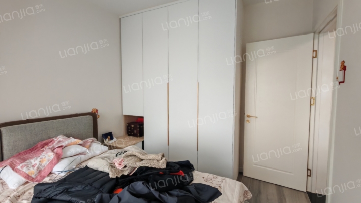 70年大产权，房证满二，次新房，通勤北京，交通方便。-卧室A