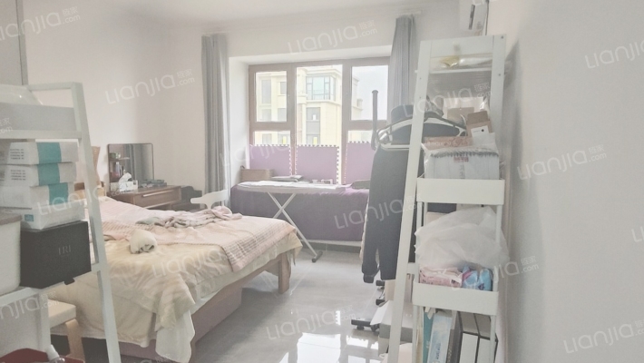 南北通透大三居，户型方正，采光好。-卧室A