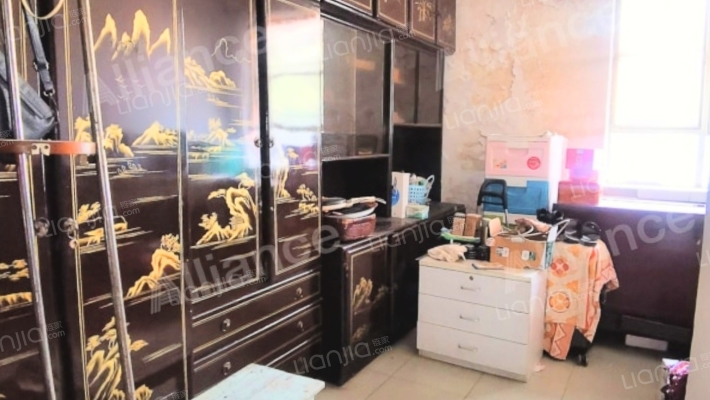 市医院北侧东大街上南北通透三居出售-卧室C