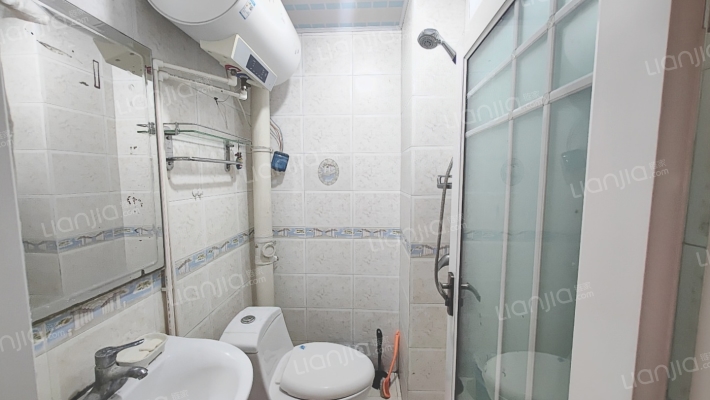 华阳路上楼龄新的板楼社区 一梯两户-卫生间