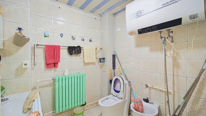 中间楼层采光好，南北通透好户型的精装两居-卫生间