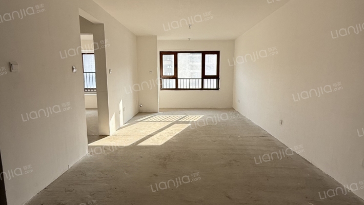 这套房源我带看了6次了，采光没问题1楼层也不错-客厅