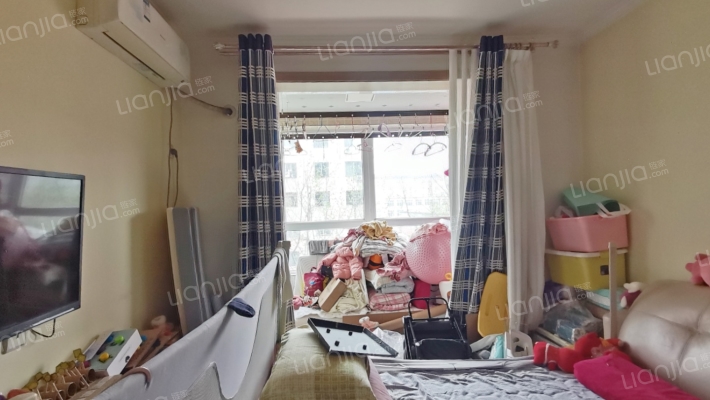 全阳两居户型，采光好，精装修，低楼层-卧室