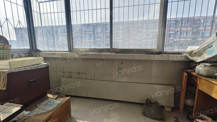 东兴小区，满五唯一，中间楼层，采光好视野好，简装。-阳台